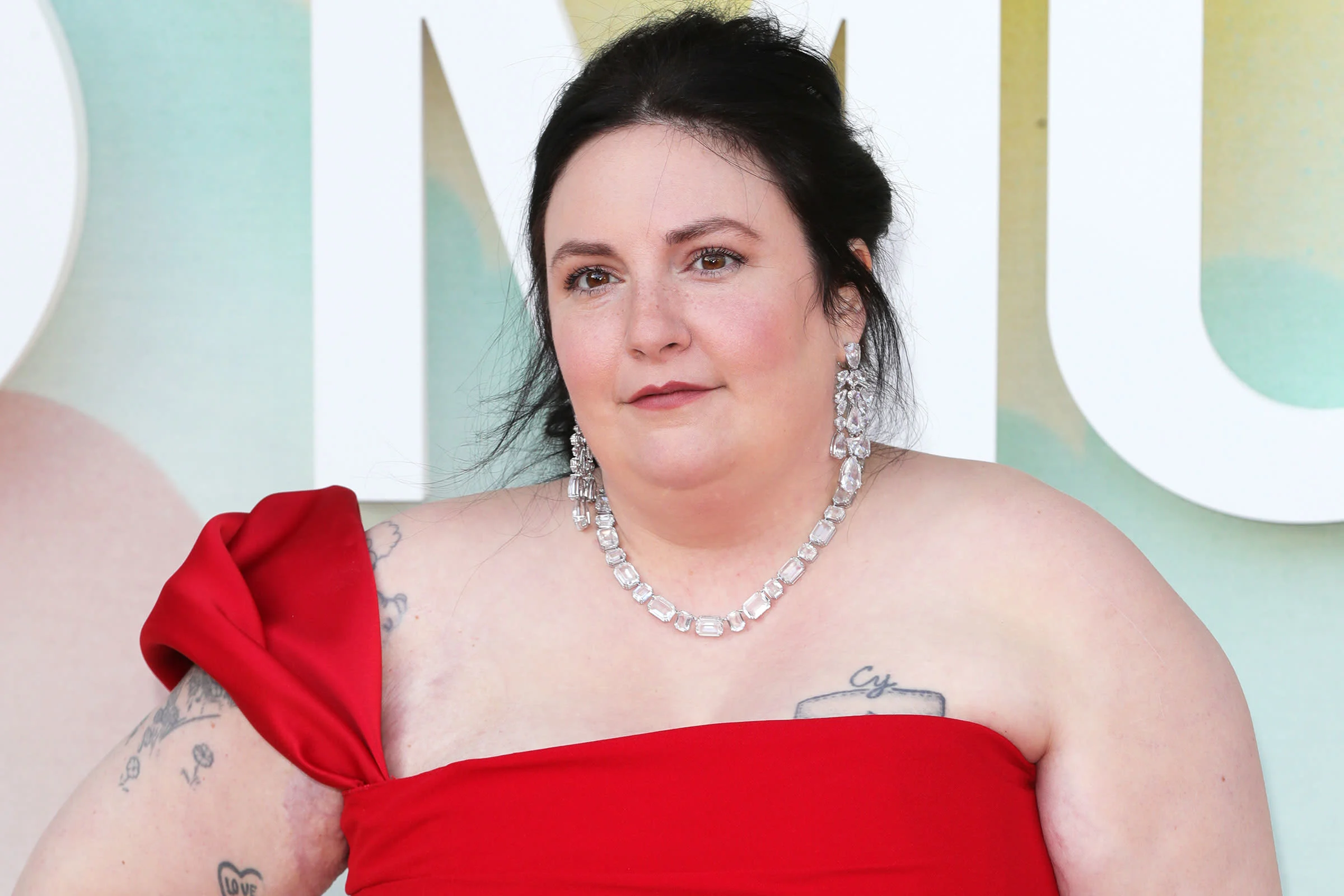 Lena Dunham, Rehabilitasyondan Neden Keyif Aldığını ve Adam Driver'ın 'Erkek Dehasına' Nasıl Tahammül Ettiğini Açıkladı! Yeni Anı Kitabı 'Famesick' ile Daha Fazlası İçin Tıklayın!