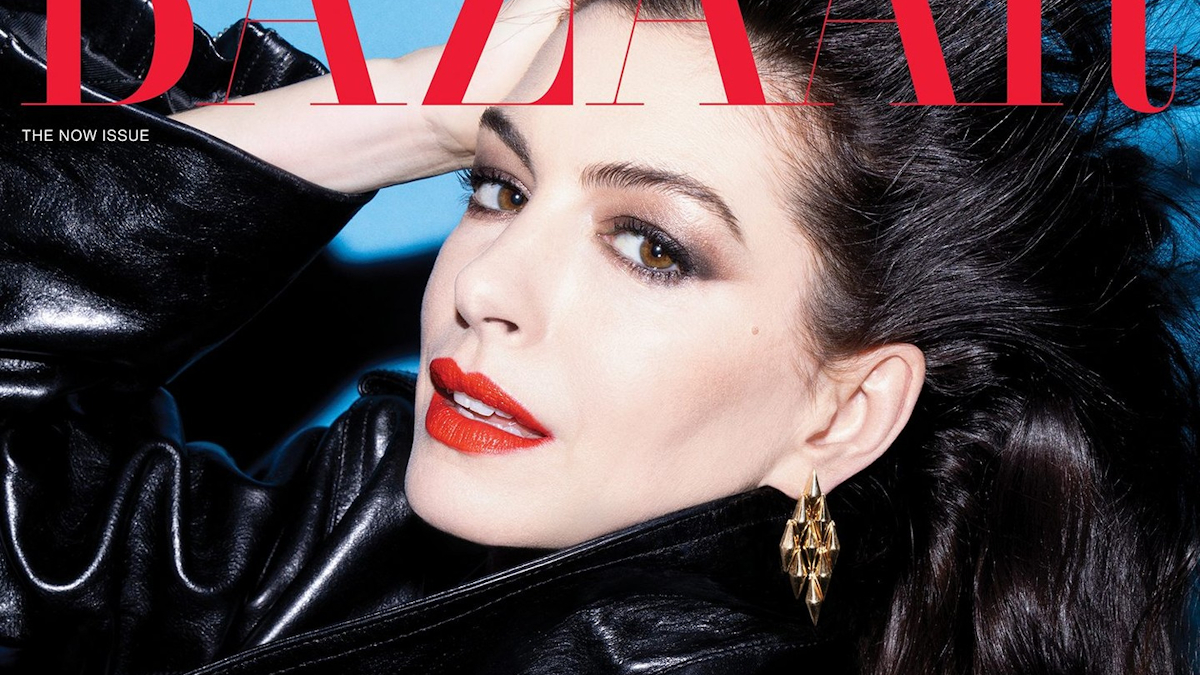 Anne Hathaway 80'ler Süpermodelini Yansıtarak Harper's Bazaar'ın 'Beklenmedik Şahane' Kapaklarına Damga Vurdu